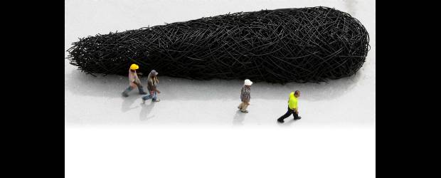 Un nido se enreda entre el arte y la ciudad | Jaime Pérez | La obra está hecha en manguera negra de polietileno con amarres plásticos. Mide 1.160x300 cm (diámetro mayor).