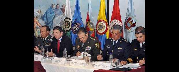 Tres detenidos por plagio de la niña Nhora Valentina | Mauricio Orjuela, Mindefensa-Bogotá | El general Óscar Naranjo (centro) informó ayer de la captura de tres de los responsables del secuestro del la niña Nhora Valentina Muñoz.