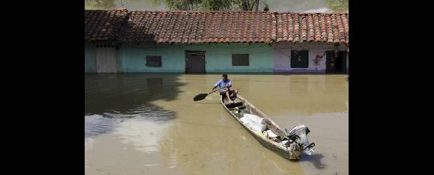 Las horas de sol no bajan las alertas | Jaime Saldarriaga, Reuters-buga | El desbordamiento del río Cauca afecta a gran parte de los habitantes de los municipios ribereños en el Valle del Cauca, donde la emergencia por la temporada invernal se vive desde hace más de dos semanas.