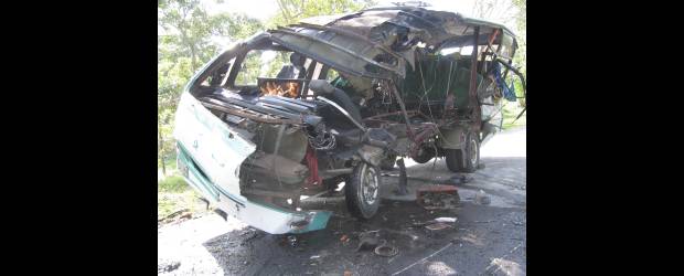 Cuatro turistas paisas mueren en accidente | Cortesía , El Meridiano De Córdoba | Así quedó el bus de turismo que había salido de Medellín con una excursión hacia Cartagena y el Golfo de Morrosquillo.