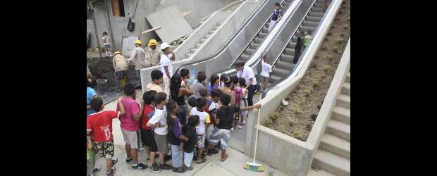 Los niños calman la goma de las escaleras | Hernán Vanegas | Hay momentos en los que se reúne a los niños para darles indicaciones básicas y los gestores pedagógicos van controlando la subida a las escaleras eléctricas. En este periodo de preoperación funcionarán solo tres horas al día, para reforzar la cultura del uso adecuado y finalizar los trabajos en los alrededores.