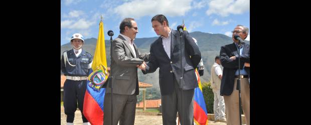 Cierran 20 cruces a ilegales en frontera con Ecuador | Ministerio de Defensa-Villa de Leyva | Los ministros de Defensa de Colombia, Juan Carlos Pinzón, y de Ecuador, Javier Ponce, acordaron que en la próxima reunión de la Comisión Binacional Fronteriza (Combifron) se discutirá el combate a las redes de tráfic