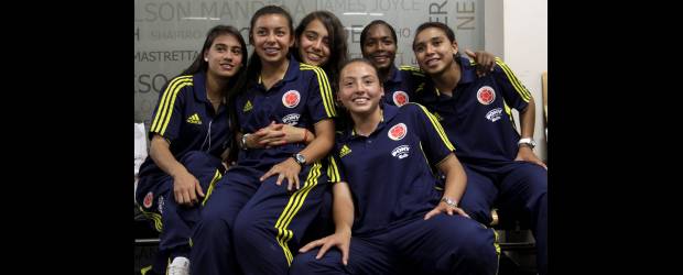 "Superpoderosas", entre bromas y ambiente familiar | Raul Castro-colprensa | Parte del grupo posa antes del viaje hacia Brasil. Las chicas llegaron ayer. Hacen parte del grupo B del Suramericano de fútbol femenino juvenil.