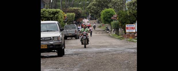 Hay paro armado en El Tarra | Jaime Pérez, Enviado Especial Tibú | Las calles de Tibú se vieron con pocas personas ayer debido a las amenazas de la guerrilla en contra de las autoridades y los pobladores.