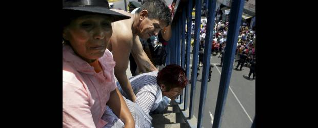 Tragedia en Perú: 26 muertos en incendio | Reuters | Unas 15 unidades de bomberos lucharon contra el incendio que se desató en un centro de rehabilitación para alcohólicos en el distrito de San Juan de Lurigancho. Se vivieron escenas dramáticas con la llegada de los familiares.
