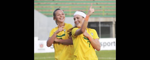 Brasil les neutralizó el poder a las chicas | Cortesía | Ketlen y Thaisinha celebran uno de los muchos goles (18) que ha hecho la Selección de Brasil en el Suramericano de fútbol que se hace en Curitiba, y que entrega dos cupos al Mundial de la categoría a cumplirse en Uzbekistán.