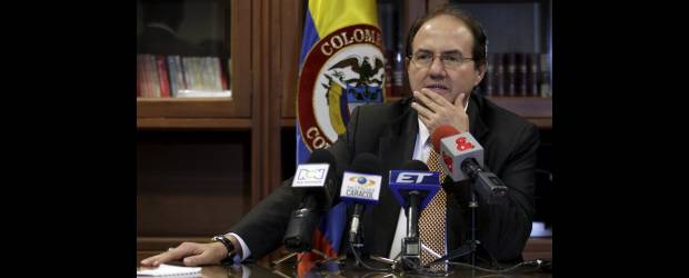 Santos y cortes se alejan por el Palacio | Mauricio Alvarado, Colprensa-Bogotá | Leonidas Bustos, presidente de la Sala Penal de la Corte Suprema, fue el que más fuerte criticó a Juan Manuel Santos, pues dijo que sus palabras llaman a la insubordinación contra las decisiones judiciales.