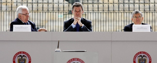 La constitución fue un tratado de paz y un pacto social: Santos | Colprensa | Este jueves, en la Casa de Nariño, se conmemoraron los 20 años de la Constitución de 1991. En la foto los expresidentes Belisario Betancur (izq.) y Cesar Gaviria (der.) y el presidente de Colombia, Juan Manuel Santos (centro)