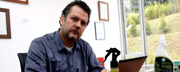 Ecoflora, innovación con fuerza natural | Hernan Vanegas | Nicolás Cock, fundador y gerente de la empresa Ecoflora, exhibe algunos de los productos fabricados con productos naturales extraídos de la selva.