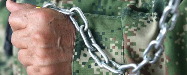 Adoptar un secuestrado es una forma de no olvidarlo | Donaldo Zuluaga | Adoptar un secuestrado es luchar por la libertad de esa persona a través de mensajes, apoyo a la familia y acompañamiento con mensajes radiales. Esta iniciativa, surgida en la academia, pretende sensibilizar para que aquellos que se encuentran en cautiverio puedan recuperar su libertad y mientras dure su secuestro no sean olvidados sin importar si son policías, militares o civiles.