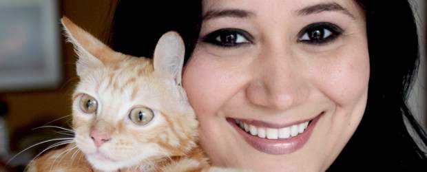 Marcela, todo por la lealtad y la ternura | Donaldo Zuluaga | Con su gatica Liza, Marcela también experimentó el milagro de la ternura y el valor de su labor en defensa de los animales. Con ella a veces duerme, al igual que con sus otras mascotas. Estas y Orca le dieron sentido a su vida.