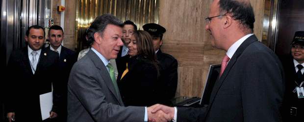 La Junta del Emisor celebró 20 años | Cortesia | El presidente Juan Manuel Santos saluda al gerente del Banco de la República, José Darío Uribe, al llegar a la celebración de los 20 años de la Junta.