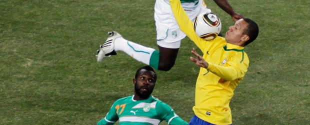 Kaká, Maradona y Pelé hablan del gol de Luis Fabiano | AP | En la imagen, una de los movimientos de Luis Fabiano donde se ve claramente que toca el balón con el brazo.