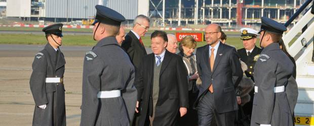 Presidente Santos se reúne este lunes con David Cameron | Cortesía Presidencia | El presidente Juan Manuel Santos fue recibido en Londres por el embajador de Colombia en este país, Mauricio Rodríguez.