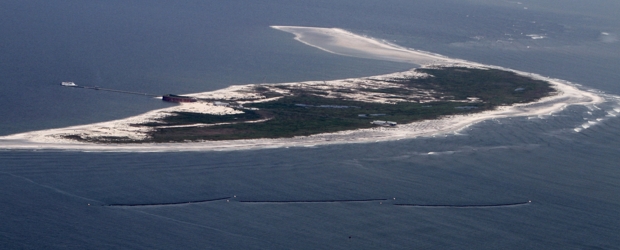 BP lucha por frenar vertido de crudo en Golfo | AP | La mancha negra sigue preocupando a las autoridades por el daño ambiental que está causando.