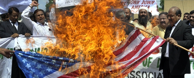 Idea que incendió al mundo | Asim Tanveer, Reuters - Multan, Pakistán | A lo largo de los países musulmanes las protestas fueron masivas por la idea del pastor Terry Jones. La agencia internacional de policía Interpol advirtió a los gobiernos de todo el mundo sobre el incremento en el riesgo de ataques contra inocentes si seguían adelante los planes del desconocido pastor de la Florida.