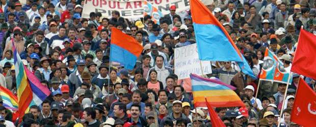Índígenas protestarán contra Rafael Correa | Archivo | Los indígenas están inconformes con las propuestas de leyes de agua, minería y educación intercultural bilingüe promovidas por el gobierno de Correa.