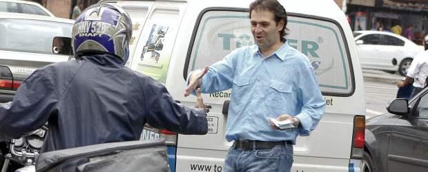 "Gracias Medellín": Federico Gutiérrez | Cortesía | Federico Gutiérrez salió a la calle y entregó volantes de agradecimiento.