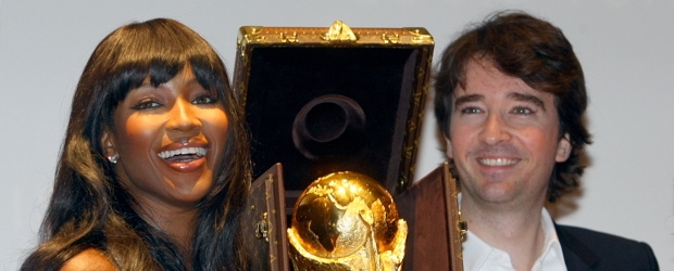 Copa del Mundo viajará en una lujosa maleta francesa | AP | La top model británica Noami Campbell posó con el director de comunicaciones de Louis Vuitton, Antoine Arnault, durante la presentación de la maleta que llevará la Copa Mundial a Sudáfrica.