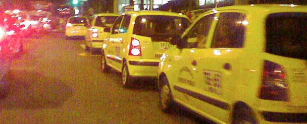 Parqueo irregular atasca El Poblado | Tip de Ángela María Castro | El taco en este tramo de la avenida El Poblado se genera principalmente en horas pico, cuando es día laboral, y en las tardes de los fines de semana.