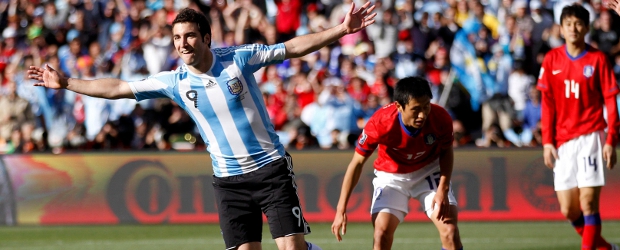 Higuaín y Argentina vuelan y ponen un pie en octavos | Reuters | Gonzalo Higuaín fue elegido jugador del partido gracias al triplete, lo que lo sitúa como máximo anotador provisional de la competición El delantero del Real Madrid se resarció de los fallos que tuvo su debut ante Nigeria.