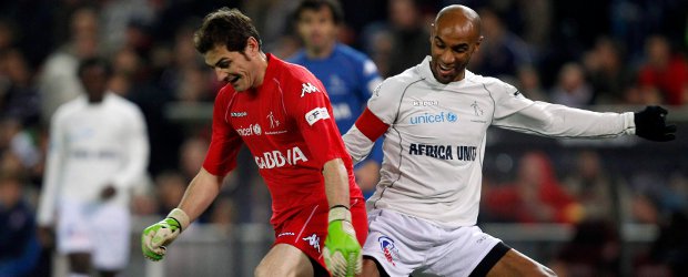 Diversión, goles y solidaridad en el Champions for Africa | Reuters | Iker Casillas bromea con Kanouté.