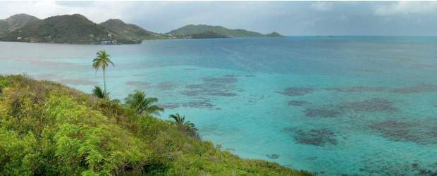 Vuelta al paraíso | Juan Fernando Cano | Desde la cima de Cayo Cangrejo no solo se aprecia al fondo la silueta imponente de Providencia, sino que uno se siente dueño del cielo y el mar, que aquí se unen en una amalgama de azules. Un sitio de visita obligada.