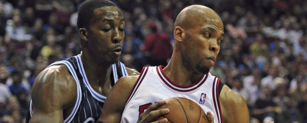 Dwight Howard de los Magic y Taj Gibson de los Bulls | Reuters | Dwiight Howard (izq.), figura de los Magic, sólo anotó 12 tantos, seis rebotes y dos asistencias en la victoria de su equipo.