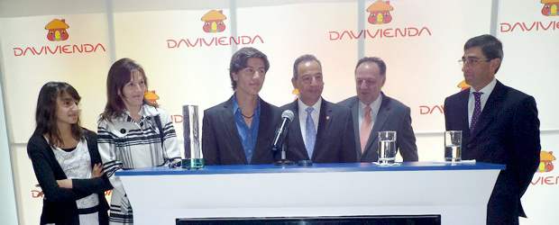 Acciones de Davivienda, a Wall Street en el 2012 | Cortesia | A la derecha, los presidentes de Davidienda, Efraín Forero Fonseca y de la Bolsa de Colombia, Juan Pablo Córdoba, en compañía de la familia Abril, de Bogotá, en el momento de marcar el inicio de las negociaciones de ayer.