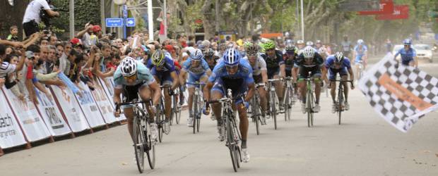 Un batallón de criollos rueda en San Luis | Cortesía Luis Enrique Barbosa-villa Mercedes, Argentina | Final de la primera etapa del Tour de San Luis. El italiano Francesco Chicchi supera a Juan José Haedo. José Serpa fue el mejor de los colombianos.