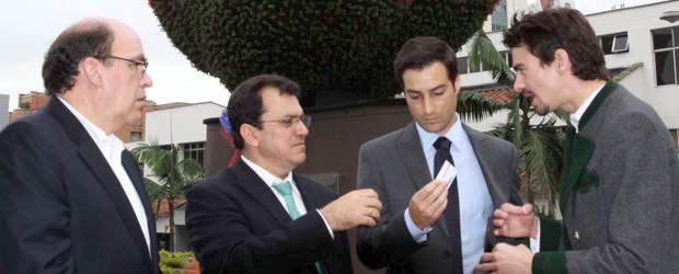Es oficial, Medellín tiene su manzana | Manuel Saldarriaga | El alcalde recibió ayer este regalo de Oviedo para Medellín.