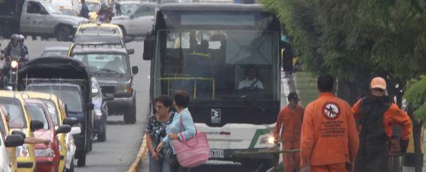 ¡Cuidado!, el corredor es del metroplús, no peatonal | Robinson Sáenz | Estas escenas se han vuelto cotidianas en el carril solo bus del metroplús, con el riesgo que representan para quienes las protagonizan. Al operador del sistema lo obliga a reducir la velocidad y a no cumplir con los intervalos en horas-pico y en horas-valle. Al peatón le puede representar un atropello.