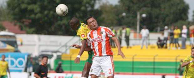 Futbolistas pueden sufrir daño cerebral por golpear balón con la cabeza | Archivo