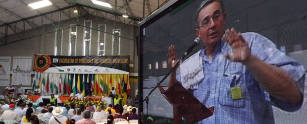 Congresistas, levanten la voz: Álvaro Uribe | Hernán Vanegas, Enviado Especial Támesis | En el discurso de clausura del Encuentro de Dirigentes del Suroeste, en Támesis, el ex presidente de Colombia, Álvaro Uribe Vélez, exhortó a los parlamentarios antioqueños a levantar la voz ante el Gobierno Nacional, para que se agilice la reanudación de las obras de doble calzada Ancón sur-Primavera.