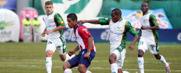 Carreño: gol, historia y victoria | Colprensa | El jugador del Junior, Wilmer Parra, lucha el balón, durante el juego contra La Equidad, en el Estadio de Techo.