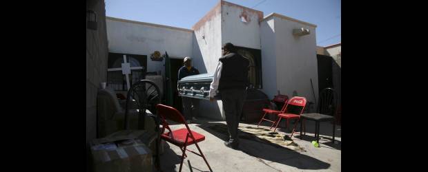 Asesinato en una fiesta en Ciudad Juárez | Alejandro Bringas, Reuters - Ciudad Juárez, México | En Ciudad Juárez, el jueves, se presentó un ataque durante un funeral. Seis jóvenes y una mujer murieron. Una niña de 10 años quedó herida.