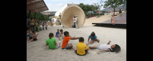 Una propuesta de entretenimiento en el Parque de Los Deseos | Archivo | Sorpréndase con la variada programación que encontrará en el Parque de los Deseos y disfrute la presencia de reconocidos artistas nacionales e internacionales, teatro, mimos, clowns, música y mucho más.