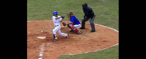 Increíble, a la pelota caliente le salió cola y larga | Jaime Pérez | Mientras los batazos calentaban la tribuna no solo en el juego de fondo que ganó Colombia a Argentina, sino en el previo que dejó la victoria de Venezuela sobre Antillas, afuera la gente hacía turno para intentar entrar al diamante Luis A. Villegas que ayer se llenó. Otro milagro de los Juegos Suramericanos que, sin necesidad de grandes luminarias ni espectáculos pomposos, la gente asiste masivamente.