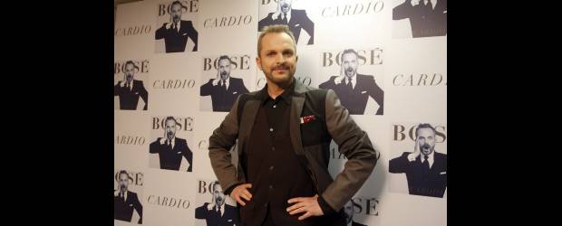 A comer vegetales para rebajar como Bosé | Archivo | Miguel Bosé logró rebajar 22 kilos. "Estoy de nuevo para las pasarelas", señaló el español, recién nacionalizado colombiano, durante la presentación de su nuevo disco y su nueva figura. Cambió los cetáceos por las frutas, dijo.