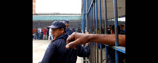 Fórmulas concretas para tener cárceles más dignas | Henry Agudelo | Un clamor de los presos y del mismo personal de guardia es que se acaben el hacinamiento y la corrupción. También las violaciones a los derechos humanos. En esta tarea trabaja el ministro Valencia Cossio.