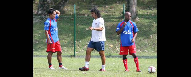 Siete equipos tienen la opción directa | Juan Antonio Sánchez | El recuperador John Javier Restrepo, el técnico Leonel Álvarez y el volante Tressor Moreno repasan la estrategia que utilizará Medellín el sábado en su visita al Tolima. De ganar en Ibagué, el conjunto rojo, que ayer tuvo de cumpleaños a Leiton Jiménez, anticipará su clasificación para la semifinal de la Liga Postobón.