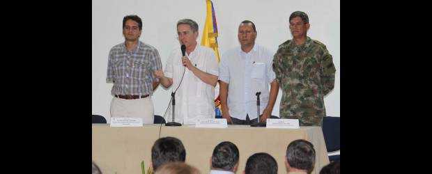 Uribe pidió más inteligencia | Juan Fernando Cano | En el consejo de seguridad liderado por el Presidente Álvaro Uribe Vélez, estuvieron el Gobernador (e) de Antioquia, Andrés Julián Rendón, el alcalde de Puerto Berrío, Luis Carlos Delgado y el comandante de las Fuerzas Militares, Fredy Padilla de León.