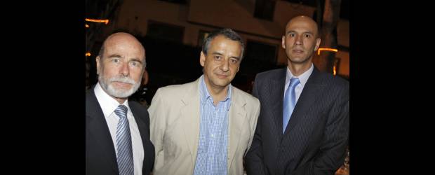 Maridaje en una apuesta gastronómica | David Sánchez | Mario Puchulú, enólogo asesor, y Giovanni Velásquez, administrador del Negocio de vinos, del grupo Éxito, en compañía de Santiago Puerta (al centro).