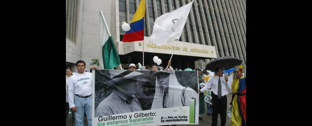 Noviolencia, el legado de G. Gaviria | Archivo | La imagen del gobernador de Antioquia Guillermo Gaviria y del asesor de Paz, Gilberto Echeverri, durante la marcha por la paz al municipio de Caicedo en 2002, se convirtió en símbolo de resistencia civil y el principio de la Noviolencia.