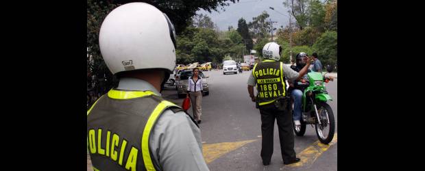Atracos en zona estudiantil | Henry Agudelo | La Policía hace operativos de control en las afueras de las instituciones. Estudiantes y directivos piden presencia permanente en todo el corredor, entre las carreras 80 y 65, y que se construya un CAI.