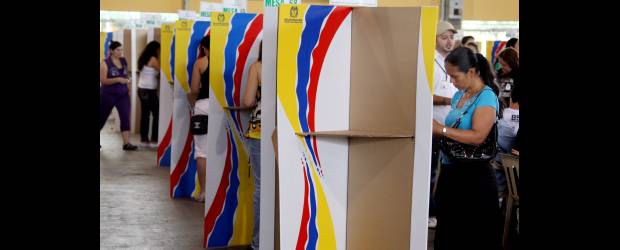 Más de 14 millones de votantes fueron a las urnas | Juan Antonio Sánchez | La jornada electoral de ayer tuvo una concurrencia un poco más alta que las del pasado 14 de marzo -cuando se eligió el Congreso y se hicieron dos consultas partidistas-, pero no alcanzó a superar las expectativas de las firmas encuestadores, que estimaban un crecimiento de la votación mucho mayor. Otro punto en el que se equivocaron estas empresas.