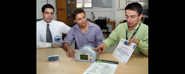 La muerte súbita tiene solución en los neonatos | Juan Antonio Sánchez | Eduar Burgos (derecha), Juan Sebastián Osorio (centro) y Róbinson Torres (izquierda), hacen parte del equipo