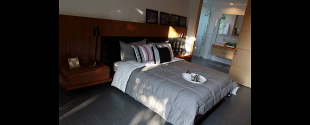 Corredizas: puertas versátiles | Es común el uso de puertas corredizas para separar espacios contiguos, por ejemplo: el baño de la habitación (imagen izquierda). La otra foto muestra cómo con este tipo de puertas se logra integrar u ocultar la cocina del área social.