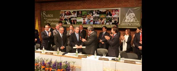 Meta de los cafeteros: 14 millones de sacos en 2015 | Colprensa, Bogota | Los dirigentes del gremio cafetero ovacionaron, de pie, al Presidente Álvaro Uribe, ayer en el Congreso Cafetero Extraordinario. El gerente de la Federación, Luis Genaro Muñoz y el presidente del Congreso Cafetero, Darío Saldarriaga
