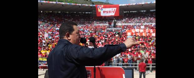 Chávez ataca a Uribe y pide señales a Santos | AP | En su columna dominical y en un discurso, el presidente venezolano, Hugo Chávez, volvió a culpar ayer de la crisis diplomática y comercial entre Colombia y Venezuela a su homólogo colombiano, Álvaro Uribe.